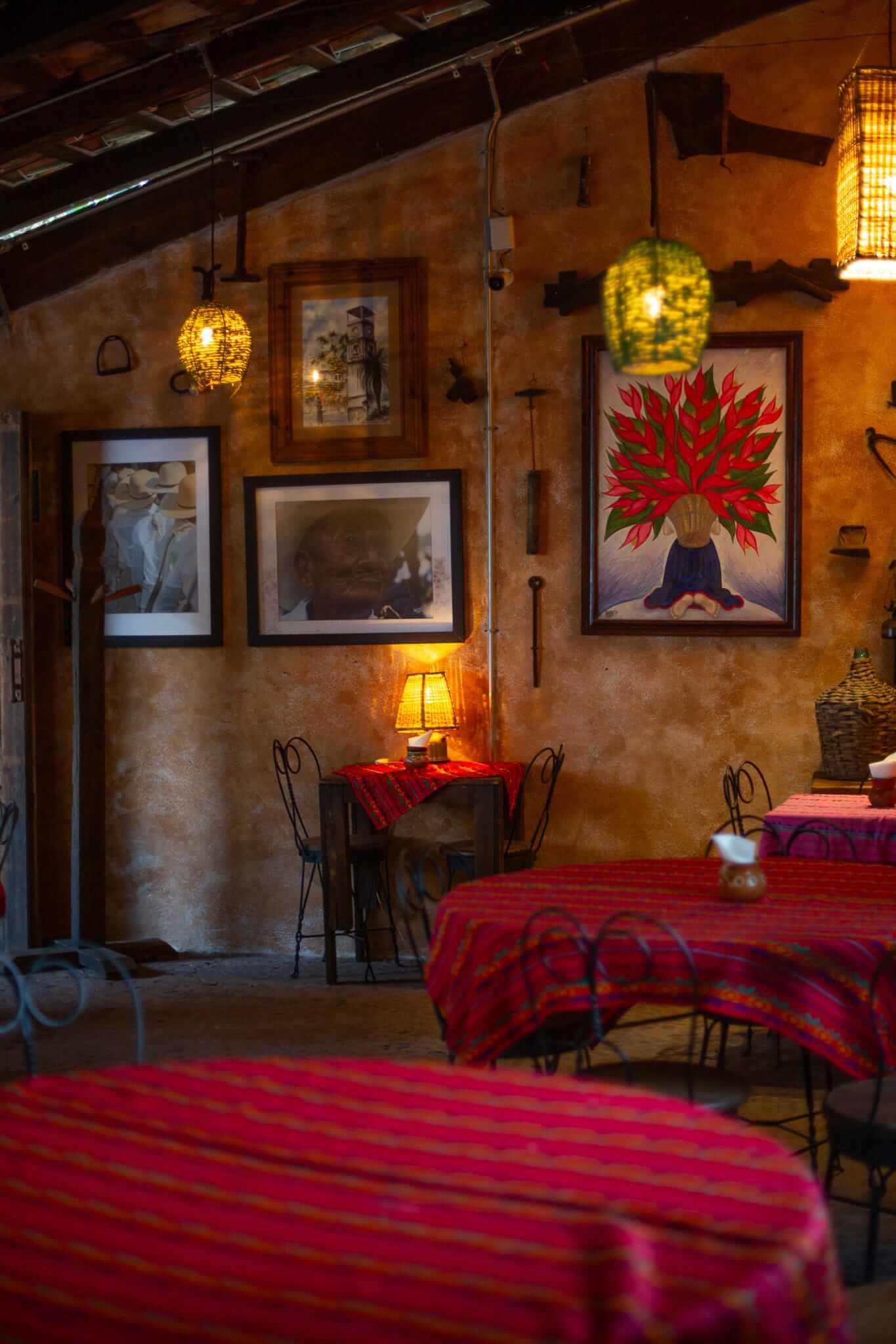 Mezcal artesanal Paso Lento servido en Yolopaki